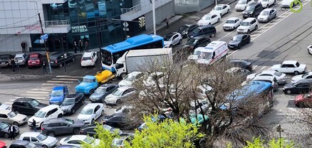 «Վստրեչի» կամրջի մոտ երթևեկությունը կաթվածահար է եղել. շտապօգնության ավտոմեքենային ճանապարհ չեն տալիս (տեսանյութ)