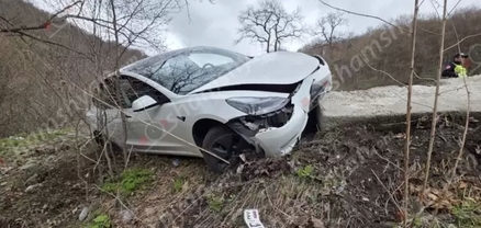 Tesla-ն Դիլիջանի ոլորանում բախվել է հողաթմբին և հայտնվել երթևեկելի գոտուց դուրս