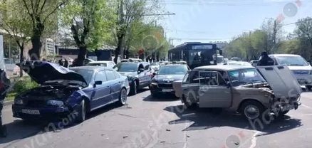 Ավտովթար՝ Երևանում. Կոմիտասի պողոտայում բախվել են BMW-ն և «ՎԱԶ 2106»-ը