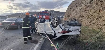 45-ամյա վարորդը «Hyundai»-ով բախվել է հողաթմբերին և գլխիվայր հայտնվել երթևեկելի գոտում․ կան վիրավորներ