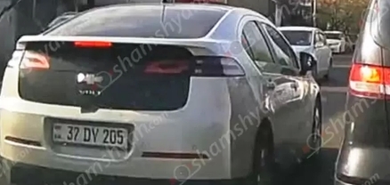 Երևանում Chevrolet-ը Թբիլիսյան խճուղում երթևեկում է հանդիպակաց՝ կոտրելով մեկ այլ ավտոմեքենայի կողային հայելին