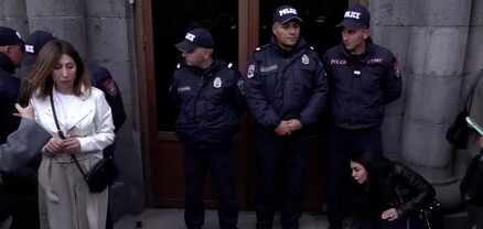 Ամո՛թ, ամո՛թ. կաթի շշերով ակցիա՝ Հակակոռուպցիոն կոմիտեի մոտ