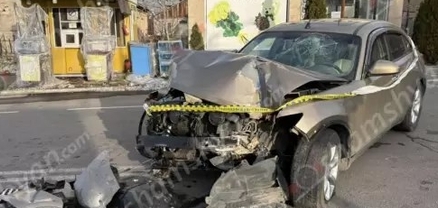 Սևանում 36-ամյա վարորդը «Infinti»-ով  բախվել է երկաթե էլեկտրասյանը և թիթեղյա կրպակին
