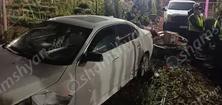 Ավտովթար՝ Երևանում.  BMW-ն մխրճվել է ծաղկի սրահի՝ ծաղկամաններով ծաղիկների մեջ
