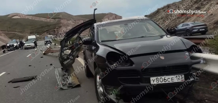 «Չայնիի» ոլորաններում «Porsche Cayenne»-ը մխրճվել է երկաթե արգելապատնեշի մեջ․ վարորդը, ով եղել է ոչ սթափ, տեղում մահացել է