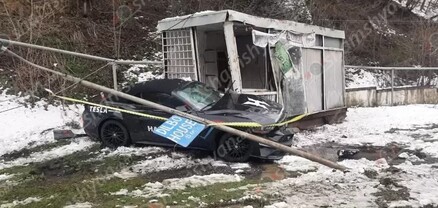 26-ամյա վարորդը «Ford Mustang»-ով բախվել է երկաթե էլեկտրասյանը և  երկաթե կրպակին․ կան վիրավորներ