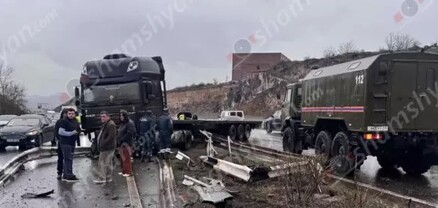 Կոտայքի մարզում բեռնատարը կոտրել է բաժանարար գոտու արգելապատնեշները. խցանումը հասնում է 10 կմ-ի