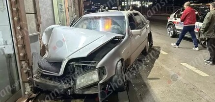Ավտովթար՝ Երևանում.  Mercedes-ը հայտնվել է մայթին՝ բախվելով ցուցափեղկին