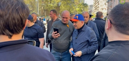 Փաշինյանը միացել է փողոցում Քաղաքացու օրը նշող մարդկանց, լուսանկարվել, թխվածքաբլիթներ նվիրել (տեսանյութ)