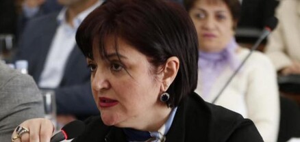Թաց հողն անգամներ ծանր է, բանվորները հոգնում են, բայց նրանց ղեկավարը դա չի պատկերացնում. նա միայն խաղադրույքներ է ղեկավարել. ավագանու անդամ