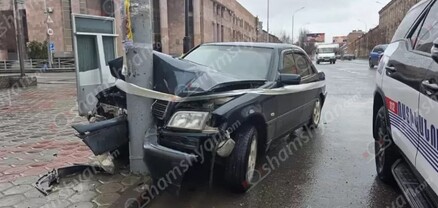 Շիրակի մարզում բախվել են 2 «Mercedes»-ները, որոնցից մեկը բախվել է երկաթե սյանը․ կա վիրավոր