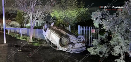 Nissan Tiida-ն Փարաքարի դպրոցի մոտ կոտրել է ցուցանակն ու գլխիվայր շրջվել