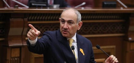 Օրինականության քերթողահոր ասպատակությունները․ Հրապարակ