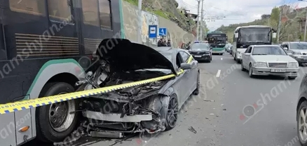 Երևանում բախվել են Mercedes CLS-ը, Jaguar-ը, թիվ 53 երթուղու ավտոբուսն ու Toyota-ն. կան վիրավորներ