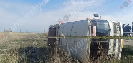 Մասիս-Հովտաշատ երթուղին սպասարկող ավտոբուսը կողաշրջվել է և բախվել գազատար խողովակին