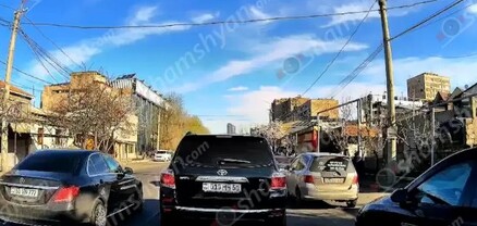 Երևանում Mercedes-ը չարամտորեն խախտում է ճանապարհային երթևեկության կանոնները