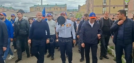 Փաշինյանը թաղից թաղ ընկած մարդկանց հրավիրում է այսօրվա հանրահավաքին
