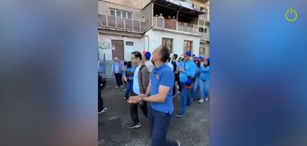 Նոր Նորքում քաղաքացին պատշգամբից ջուր լցրեց Տիգրան Ավինյանի ու Արսեն Թորոսյանի վրա (տեսանյութ)