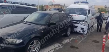 Աբովյանի «Գայի պոստ»-ի մոտ բախվել են շտապօգնության ավտոմեքենան և BMW-ն. կա վիրավոր