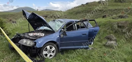 Ծաղկաձորի ճանապարհին «Audi A3»-ը տապալել է երկաթե էլեկտրասյունը և մի քանի պտույտ շրջվել. կան վիրшվորներ