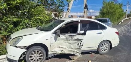 Կոտայքի մարզում բախվել են Lada-ն և Nissan Bluebird-ը. վերջինը բախվել է երկաթե արգելապատնեշին և ծառին. կա վիրավոր