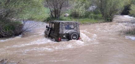 Փրկարարները Զառիթափ գյուղում ավտոմեքենան դուրս են բերել գետից