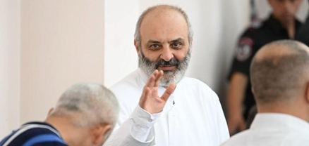 Դատարկ սեղանի շուրջ, բայց իմաստության առատությամբ մեկուսարանում նշել են Բագրատ Սրբազանի 55-ամյակը