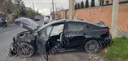 Ձորաղբյուրում Kia-ն բախվել է կայանված BMW-ին, ապա էլեկտրասյանը