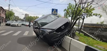 Երևանում բախվել են Toyota Camry-ն և Mazda CX-5-ը․ վերջինը մասամբ հայտնվել է արգելապատնեշի վրա և բախվել ծառին