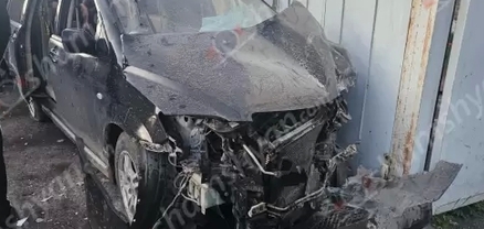 Հրազդանում Mazda-ն բախվել է շինության պատին, փլուզել այն, ապա բախվել կայանված Mercedes-ին․ կա վիրավոր