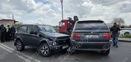 Ավտովթար՝ Կոտայքի մարզում. Արզնու խճուղում բախվել են BMW X5-ն ու ՎԱԶ-2121-ը