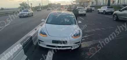 Երևանում 27-ամյա վարորդը «Tesla»-ով բախվել է բետոնե բաժանարար արգելապատնեշին․ կա վիրավոր
