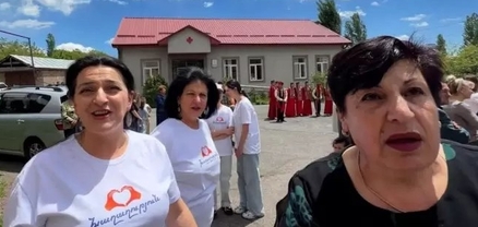 ՔՊ շապիկով ուսուցիչ և աշակերտ. Բյուրականի դպրոցի տնօրենը կոլեկտիվի հետ մասնակցում է ՔՊ քարոզարշավին