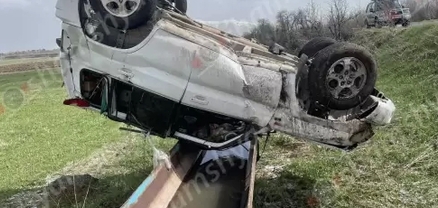 Արագածոտնի մարզում Mitsubishi Pajero-ն բախվել է հողաթմբին և գլխիվայր հայտնվել ջրախողովակի վրա. կա վիրավոր