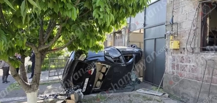 Երևանում BMW-ն կոտրել է երկաթե սյունը, ապա՝ ծառի մի հատված և կողաշրջված հայտնվել բնակչի տան դարպասի մոտ