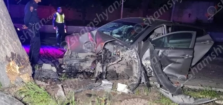 Երևանում բախվել են 2 BMW-ներն ու Hyundai Elantra-ն. վերջինն էլ բախվել է ծառին. կա վիրավոր