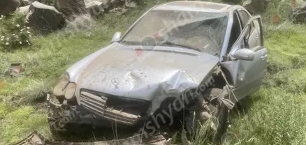 37-ամյա վարորդը «Mercedes»-ով գլխիվայր հայտնվել է ձորակում․ կա վիրավոր