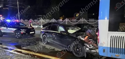 «BMW»-ն բախվել է «Mercedes»-ին, ապա մխրճվել թիվ 61 երթուղին սպասարկող ավտոբուսի մեջ․ կան վիրավորներ