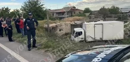 34-ամյա վարորդը բեռնատարով բախվել է ծառին, տապալել այն․ կա վիրավոր