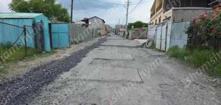 Նուբարաշենում հսկայական փոսերը լցվել են խճաքարերով, ապա ձյութապատվել, բայց գործը ավարտին չեն հասցրել