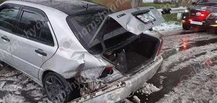 Բախվել են «Toyota Camry»-ն, «Mercedes-ը և «ՎԱԶ 2102»-ը, իսկ քիչ հետո՝ «Toyota Alphard»-ը և «Opel Zafira»-ն վերջինը բախվել է հաստաբուն ծառի