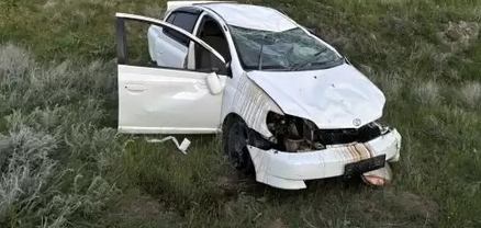 «Toyota»-ն բախվել է քարերին և մի քանի պտույտ շրջվելով՝ հայտնվել դաշտում․ կան վիրավորներ