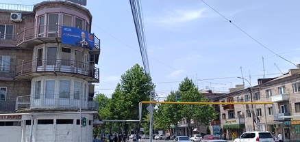ՔՊ-ի քարոզչական պաստառը՝ Էջմիածնի բազմաբնակարան շենքի վրա. «Հետք»