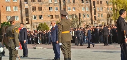 Ֆրանսիայի նախագահն ու Հայաստանի վարչապետը հարգանքի տուրք մատուցեցին 88-ի զոհերի հիշատակի հուշակոթողին