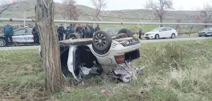 Արագածոտնի մարզում Opel-ը գլխիվայր հայտնվել է երթևեկելի գոտուց դուրս. կա վիրավոր