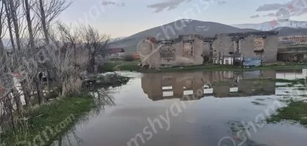 Սոթք գյուղով անցնող գետը վարարել է, դուրս եկել ափերից և ողողել մի քանի տների բակեր, հողամասեր, լցվել նկուղներ