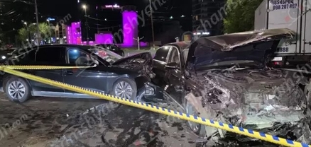 Երևանում բախվել են Mercedes Maybach-ը և Hongqi-ն․ Maybach-ն էլ բախվել է կայանված Toyota-ին. կան վիրավորներ