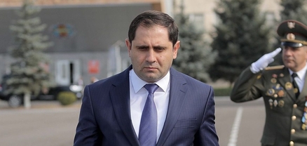Զորահանդեսի կարևոր բաղադրիչներից էին հայրենական ռազմարդյունաբերության նմուշները. Սուրեն Պապիկյան