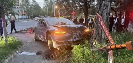 Աբովյանում Tesla-ն բախվել է ցուցանակին ու հաստաբուն ծառին․ վթարային իրավիճակը ստեղծել էր BMW-ն․ shamshyan.com