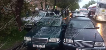 Գյումրիում բախվել են «BMW»-ն, 3 «Mercedes»-ները և «GAZ 3110»-ը․ կա վիրավոր